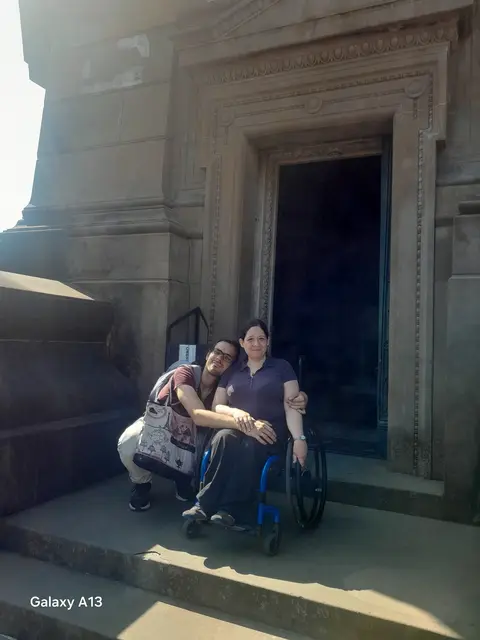 Irene und Stephan vor dem Eingang der Gedenkkapelle | Foto: Stephan Alberti-Riedl