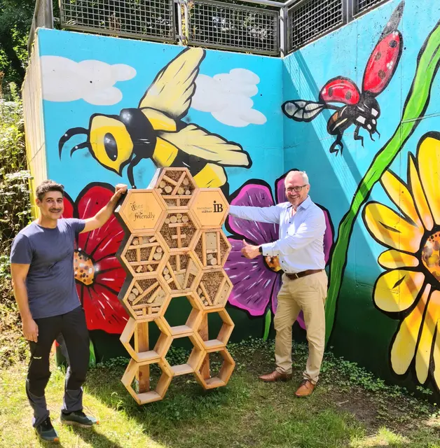 Germersheims Bürgermeister Marcus Schaile (rechts) und Karim Eibad, Leiter des IB-Jugendzentrums, vor dem neu errichteten Bienenhotel. | Foto: Mohr/gratis