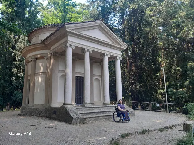 Irene Alberti vor dem Tempel des Sees im Stadtpark von Monza | Foto: Stephan Alberti-Riedl