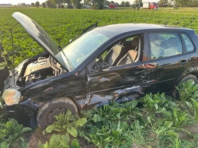 Unfallfahrzeug im Acker | Foto: Polizei