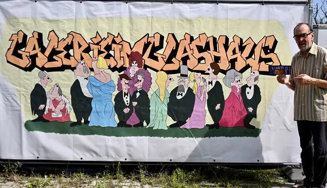 Stolz präsentiert der Galerist Theo Germann das Streetart Kunstwerk "Galerie im Glashaus" von Karl Nöllgen. | Foto: Foto: Hebrank