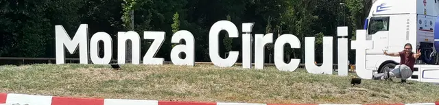 Stephan Alberti-Riedl beim Schild des Monza Circuit | Foto: Stephan Alberti-Riedl