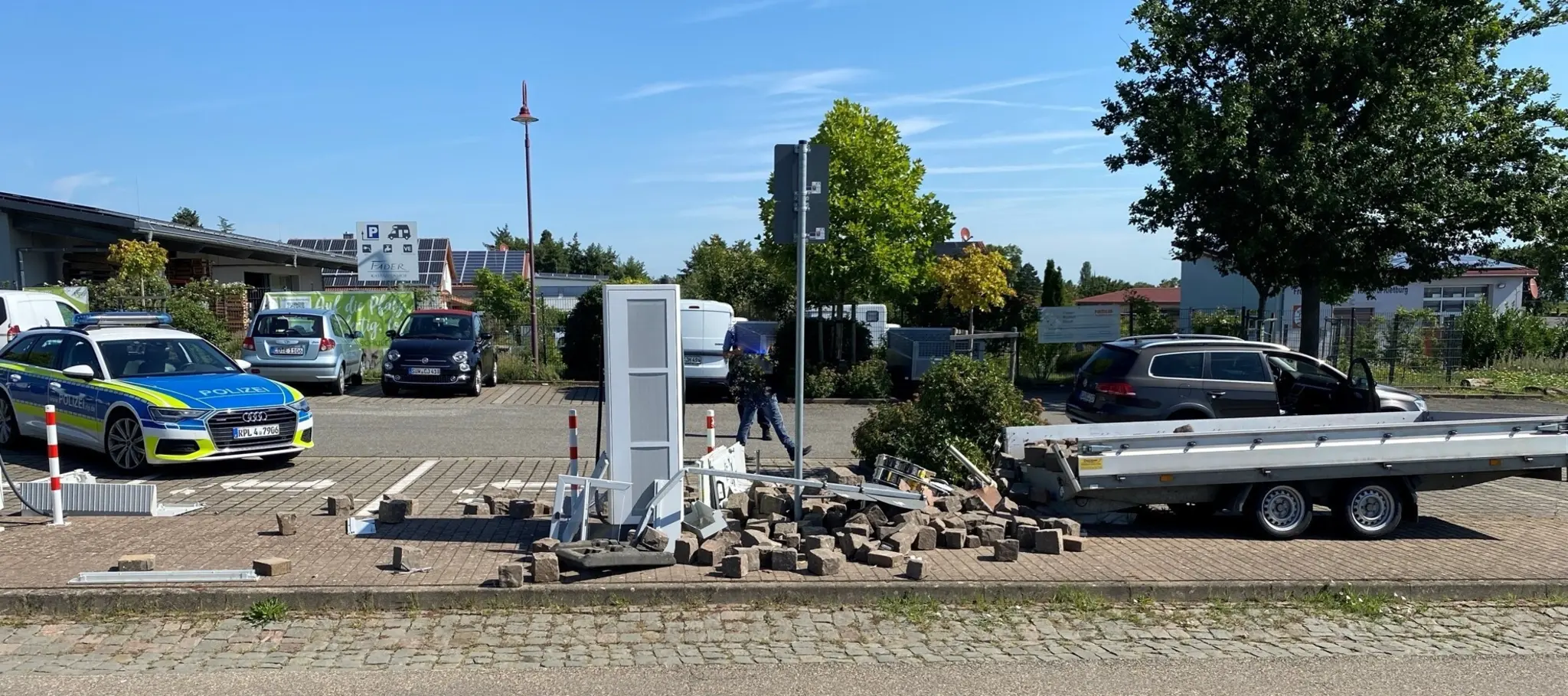 Nach-Reifenplatzer-in-Rhodt-Anh-nger-landet-in-Verteilerkasten