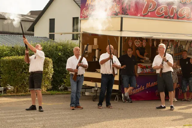 Kerwe Sondernheim  - der Schützenverein 1957 Diana eröffnet das Fest  traditionell mit  Salutschüssen | Foto: Heike Schwitalla