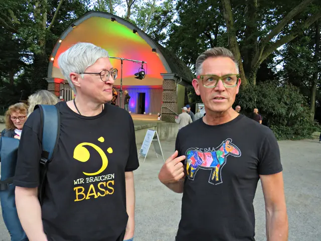 Karen Schmidt und Frowin Ickler mit Statement-Shirts | Foto: Brigitte Melder