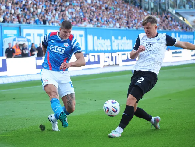 Hansa-Spieler Jan Mejdr (links) im Duell mit Waldhof-Spieler Sascha Voelcke (rechts). | Foto: Bongarts/PIX-Sportfotos