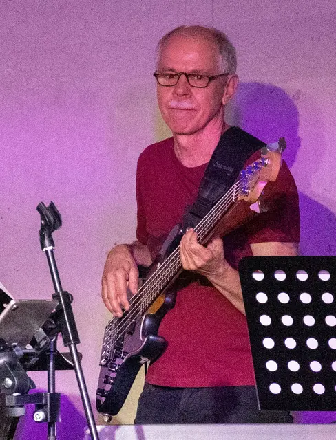 Thomas Netzsch am Bass  | Foto: Wolfgang Neuberth