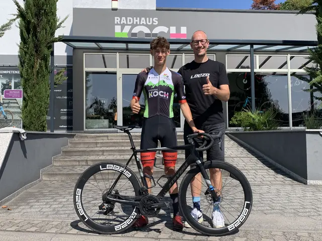Paul mit seinem Vater Martin Slosharek vor dem Radhaus Koch in Mutterstadt | Foto: Michael Sonnick