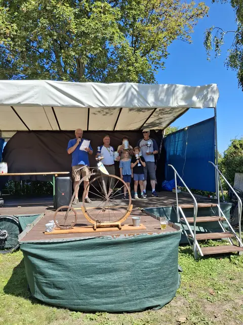 Siegerehrung des Volksradfahrens 2025 (links K-H Görtz, 1. Vorsitzender RV Bobenheim-Roxheim) | Foto: H. Feise (2025)