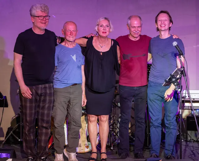 Jochen Seiterle,Walter „Kippe“ Helbig am Schlagzeug, Susan Horn,Thomas Netzsch , László Szízkó  | Foto: Wolfgang Neuberth
