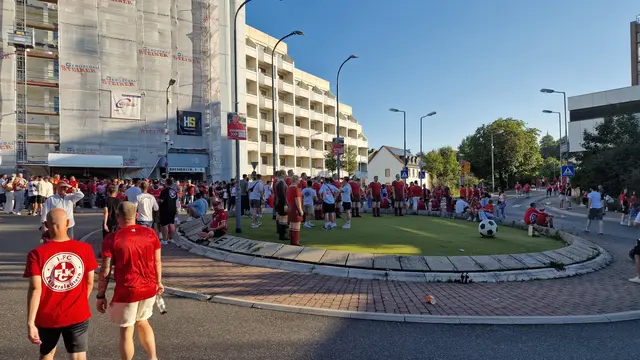Zwischen beiden Fanlagern blieb es weitgehend friedlich vor und nach der Partie zwischen dem 1. FC Kaiserslautern und Schalke 04 | Foto: Ralf Vester