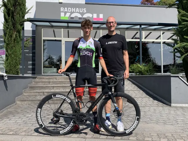 Paul mit seinem Vater Martin Slosharek vor dem Radhaus Koch in Mutterstadt | Foto: Michael Sonnick