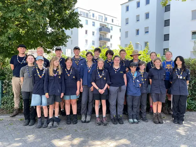 Zurück von großer Fahrt in Kaiserslautern am Jugendhaus, die Pfadfinder*innen des Stammes Goten im BdP. Zweite v.r. Emma Hoffmann, die Leiterin der Irlandfahrt | Foto: Emma Hoffmann