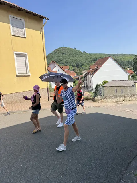 Tobias Hensler mit Regenschirm und Gefolge.. | Foto: Mohr Arno