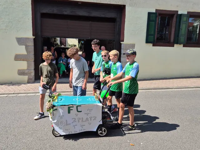 Hoffnungsvolle Jugendsportler aus Obermoschel beim Kerweumzug  | Foto: Mohr Arno