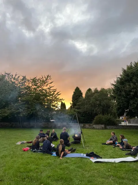 Das gemeinsame Abendessen wird über offenem Feuer gekocht | Foto: Emma Hoffmann