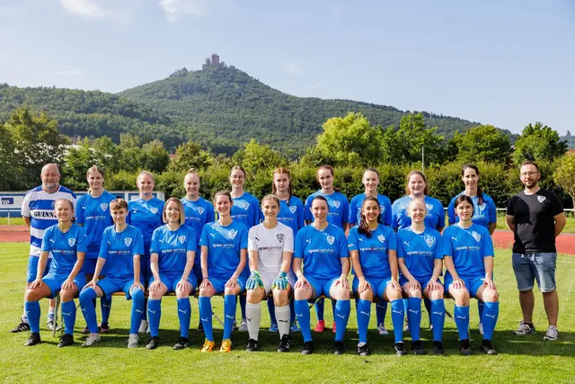 Oben: Trainer Udo Memmer, Fiona Harde, Vanessa Wagner, Hannah Schneider, Michelle Schmitt, Maja Weber, Pauline Kröper, Sophie Seidel, Kerstin Trappmann, Maren Schreiner, Spielleiter Felix Wagner

Unten: Melanie Leiser (Kapitänin), Maja Burkard, Sandra Bitzer, Jasmin Robbe, Marie Hafner, Lisa Dräger, Annika Pfahler-Dorsch, Franziska Zielke, Claire Braun
Es fehlen: Jessica Steigner, Anika Wachter und Franziska Schulze | Foto: Jasmin Wachter