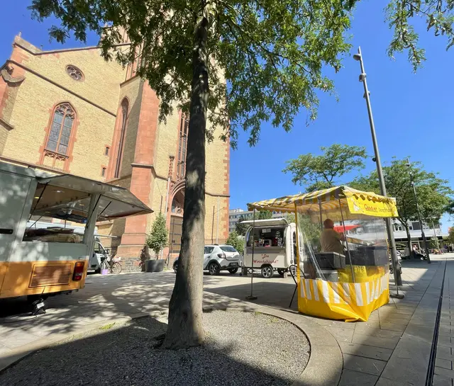 Donnerstags lädt der Spezialitätenmarkt auf dem Apostelplatz von 8 bis 13 Uhr zum Genießen, Stöbern und Verweilen im Schatten der Apostelkirche ein. | Foto: Stadt Viernheim