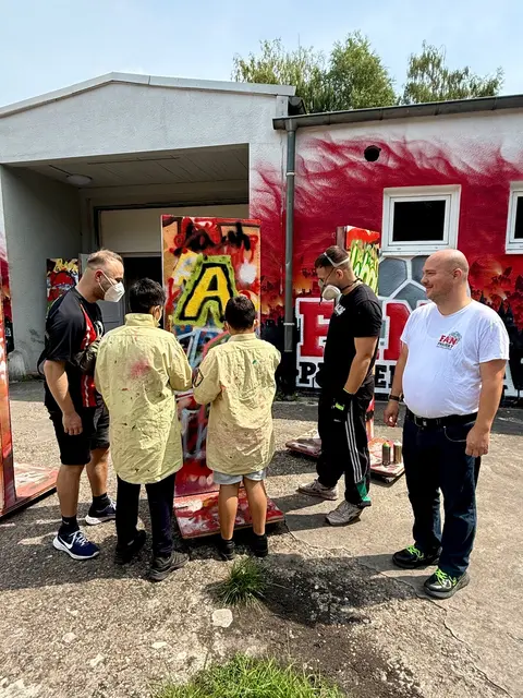 Thomas Matulla (von links), Moritz Müller und Christian Dehnert mit den Kids im Projekt
 | Foto: Stadt KL/gratis
