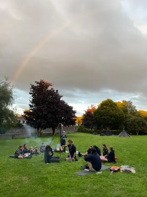 Ein Regenbogen begleitet das Geschehen | Foto: Emma Hoffmann
