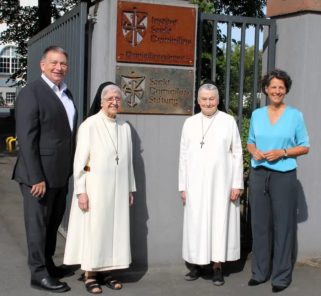 Herzlicher Empfang im neuen zu Hause: Jürgen Juchem, Leiter der Ordensverwaltung, Schwester Gisela Bastian OP, Generalpriorin, Schwester Gertrud Dahl OP, Vorstandsvorsitzende, Katrin Tönshoff-Wilkes, Geschäftsführerin (von links) | Foto: Rüdiger Pfeiffer