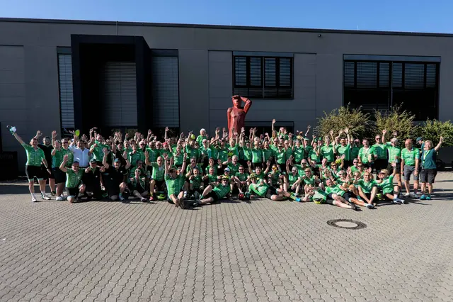 Ankunft bei 37 Grad in der Sonne in Oggersheim bei der Firma Roma KG: ohne Zwischenfälle, dafür mit vielen menschlichen Begegnungen im Gepäck endet die 42. Tour der Hoffnung 2025.  | Foto: Christian Schell
