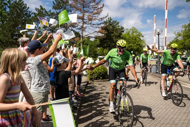 Wo die Tour der Hoffnung stoppt, wird sie mit Freude begrüßt.  | Foto: Pierre Johne