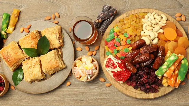 Ein gedeckter Tisch symbolisiert Dankbarkeit und Zusammenhalt zum Ende des Ramadan. | Foto: Atlas/stock.adobe.com