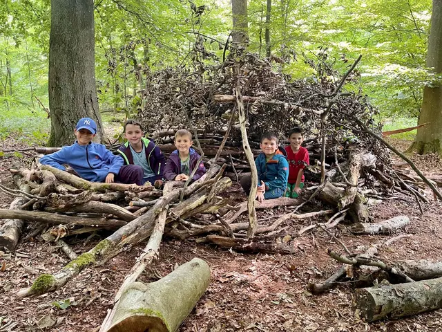 Fester Bestandteil der Waldwoche ist der Bau von Hütten
 | Foto:  Landesforsten RLP.de / Yvonne Limpert