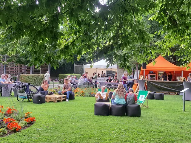 Gartenschau: Im Neumühlepark gibt es immer wieder Angebote zum Genießen (das Foto wurde am Weintastival Ende Juli aufgenommen), aber auch zum Mitmachen | Foto: Monika Klein