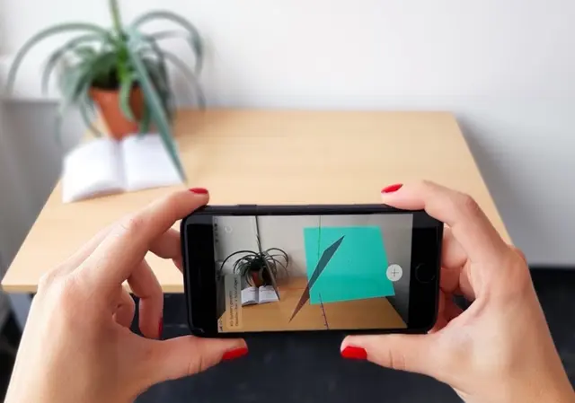 Mit der App malAR die Dreidimensionalität mathematischer Objekte in realer Umgebung erleben.  | Foto: PHKA/Institut für Mathematik