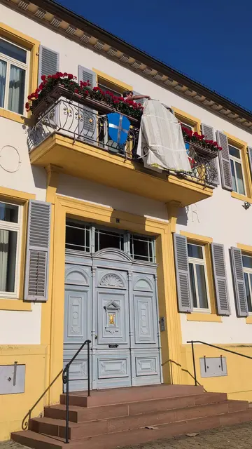 Am Dienstag wurden die Wappen am Balkon des Bischofshauses montiert | Foto: Bistum Speyer