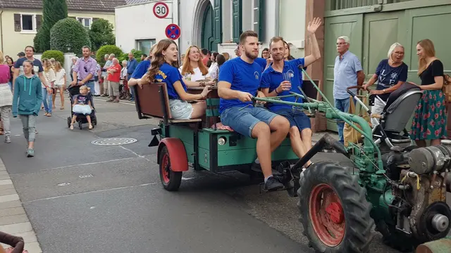 Der Kerweumzug wird von den Diedesfelder Vereinen und Ausschankstellen mitgestaltet.   | Foto: Eva Bender