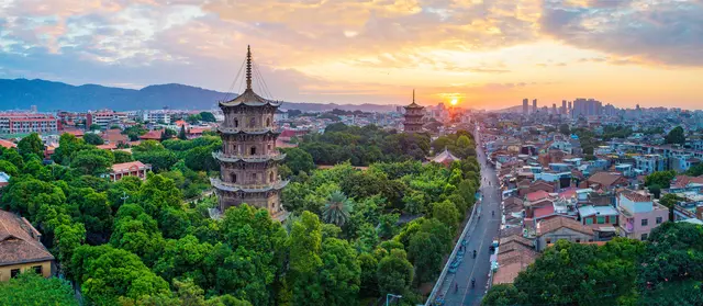 Mit beeindruckenden Fotografien wird die kulturelle Faszination Quanzhous vorgestellt. Hier die Ost- und Westpagoden. | Foto: Chen Yingjie