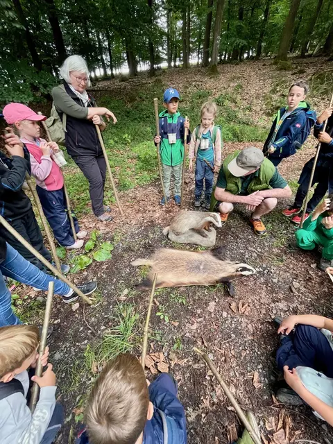  Förster Joachim erzählt Spannendes über Dachse | Foto: Landesforsten RLP.de / Yvonne Limpert