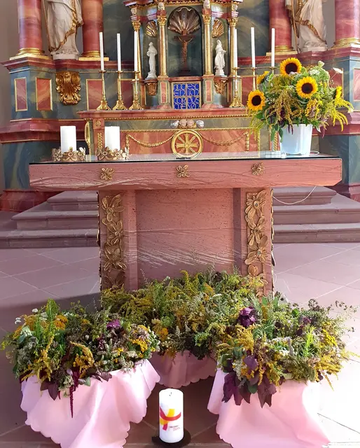 Kräutersträußchen vor dem Altar in der katholischen Kirche Sankt Peter Ilvesheim | Foto: Schäfer