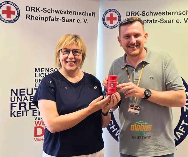 Die Rotkreuzdose als Notfalldose im Ernstfall kann den entscheidenden Unterschied machen. Im Zuge der Quartierspflege gibt die DRK Schwesternschaft mit Sitz in Neustadt den "kleinen Lebensretter" kostenfrei aus. | Foto: DRK Schwesternschaft Rheinpfalz-Saar e.V.
