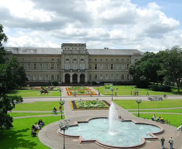 Wegen einer undichten Leitung ist der Brunnen auf dem Friedrichsplatz - hier noch sprudelnd - derzeit stillgelegt | Foto: Monika Müller-Gmelin, Stadt Karlsruhe