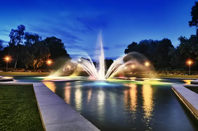 Park erleuchtet mit seiner zentralen Achse in stimmungsvollem Abendlicht | Foto: Marie Schmid