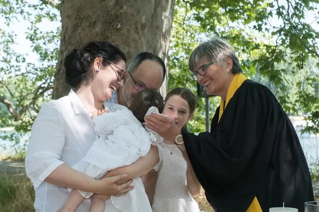 Pfarrerin Barbara Schipper liebt an ihrem Beruf am meisten die Begegnung mit Menschen wie hier bei einer Taufe auf der Ludwigshafener Parkinsel.  | Foto: Prot. Dekanat LU/Wagner