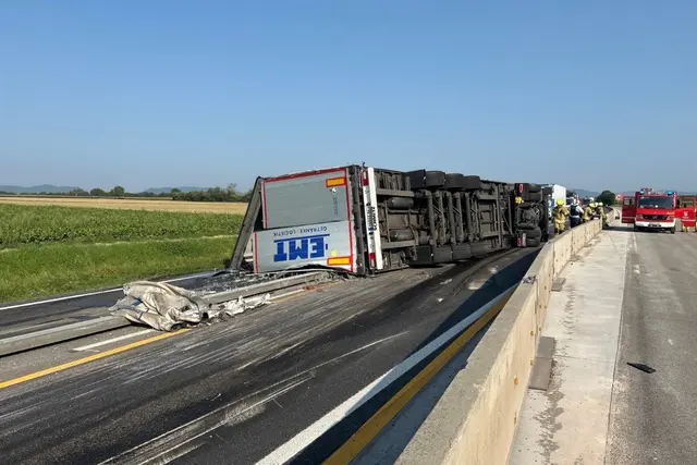 Schwerer Unfall auf A65: Sattelschlepper verliert Kontrolle und kippt um
 | Foto: Polizei Landau