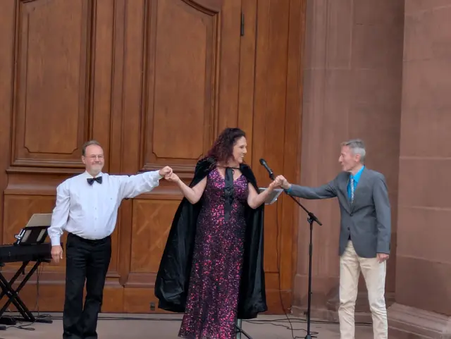 Phillippe Adam, Nathalie Stadler und Wolfram Blank bei einer Aufführung vor dem Mannheimer Schloß | Foto: ORFFEO STUDIO