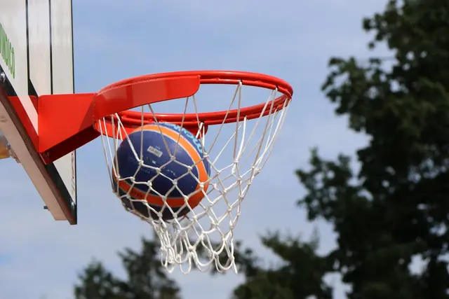 Geplant ist, den bestehenden Bolzplatz durch einen Soccer-Court aufzuwerten, der auch über einen Basketballkorb verfügt | Foto: Heike Schwitalla