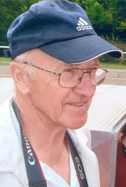 Karl-Heinz Schröder wird mit einem Gedenkstein für sein sportliches Lebenswerk geehrt | Foto: Schröder/privat