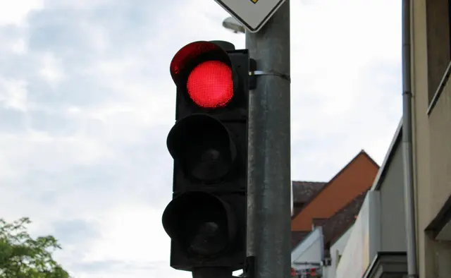 An einer roten Ampel hielt das vorausfahrende Fahrzeug an. Der betrunkene 62-Jährige fuhr auf dessen Heck auf. | Foto: Monika Klein
