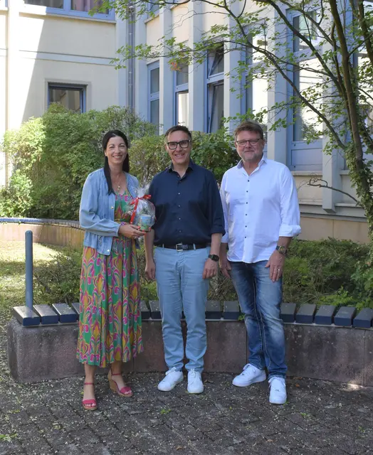 Beigeordnete Anja Pfeiffer (links) und Wolfgang Ernst (rechts), Leiter des Referats Schulen, heißen Stefan Weber, den neuen Schulleiter des Gymnasiums am Rittersberg, in Kaiserslautern herzlich willkommen. | Foto: Stadt Kaiserslautern
