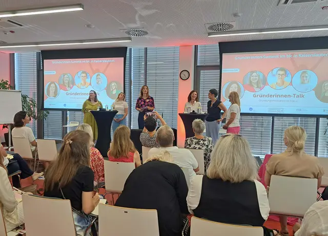 Die Talkrunde des Gründerinnen-Summits im bic: Katharina Binz (von links), Laura Ludwig, Moderatorin Daniela Bublitz, Jutta Metzler, Petra Dick-Walther und Esther Hirsch | Foto: Monika Klein