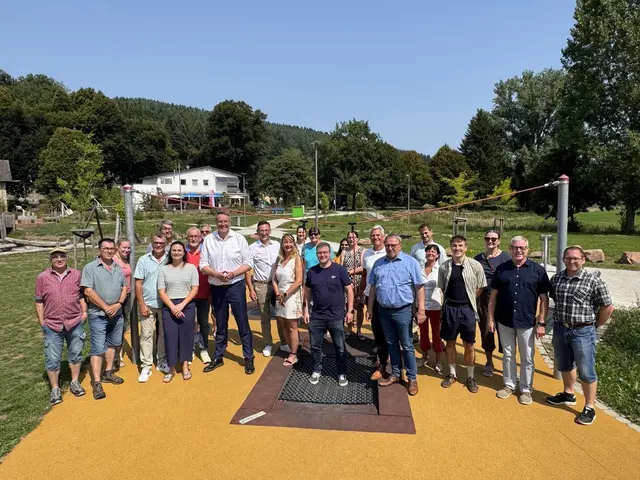 Ministerpräsident Schweitzer auf dem Mehrgenerationenplatz in St. Julian | Foto: Ortsgemeinde St. Julian