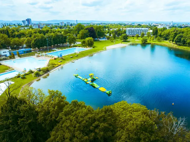 Das Strandbad lädt zum Late-Night-Schwimmen ein. Eine ganz besondere
Atmosphäre erwartet die Besucher.  | Foto: Stadtwerke FT/dl-Fotografie Daniel Löwedey