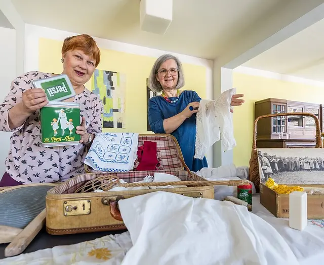 Susanne Krauthauser und Eva Unterburg mit dem „Museum im Koffer“ des Pfinzgaumuseums | Foto: Gustai/Pixelgrün